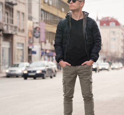 Comment se porte un pantalon cargo homme ?