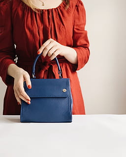 Quelle taille de sac en cuir pour femme choisir pour aller au travail ?