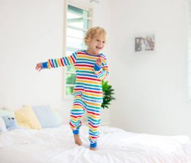 Comment apprendre à son enfant à mettre une combinaison pour aller au lit ?